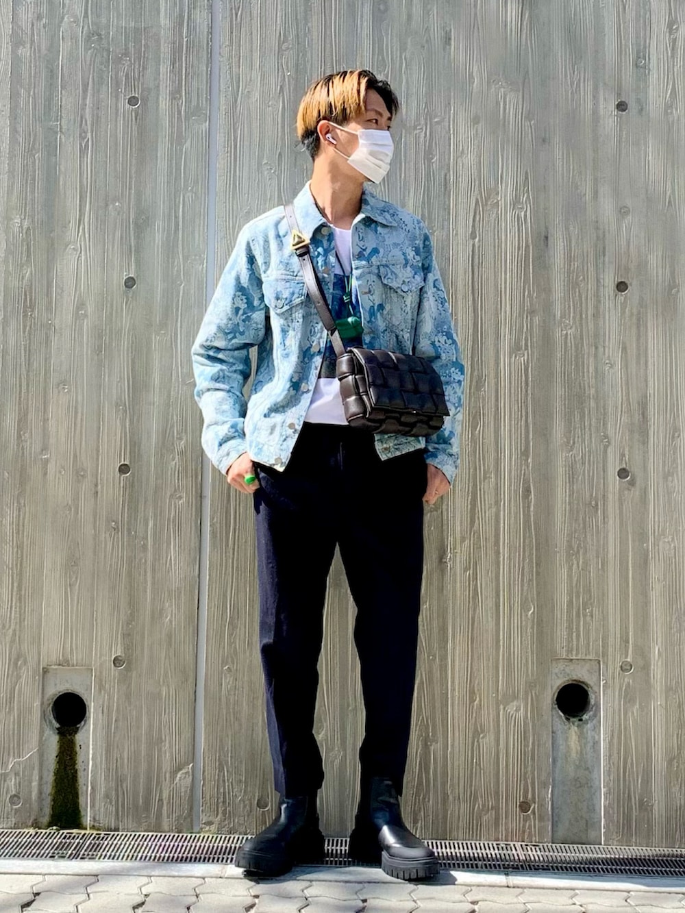 ブルー系のデニムジャケット、ホワイト系のTシャツ/カットソー、ブラック系のパンツを着用したメンズの秋コーディネートの2枚目の写真