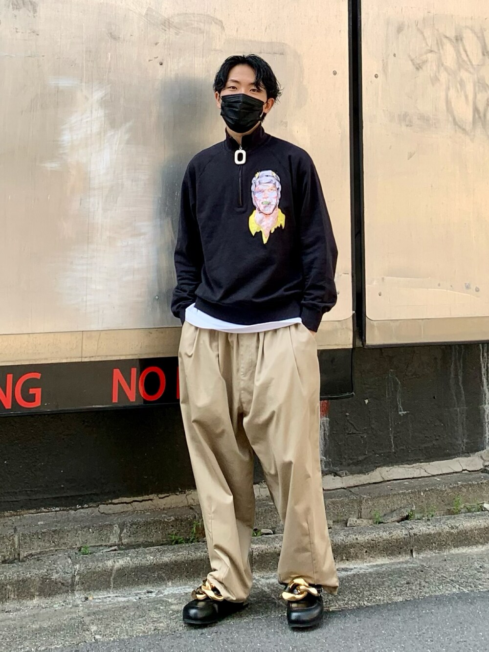 グレー系のスウェット、ベージュ系のその他パンツ、ブラック系のシューズを着用したメンズの春コーディネートの2枚目の写真
