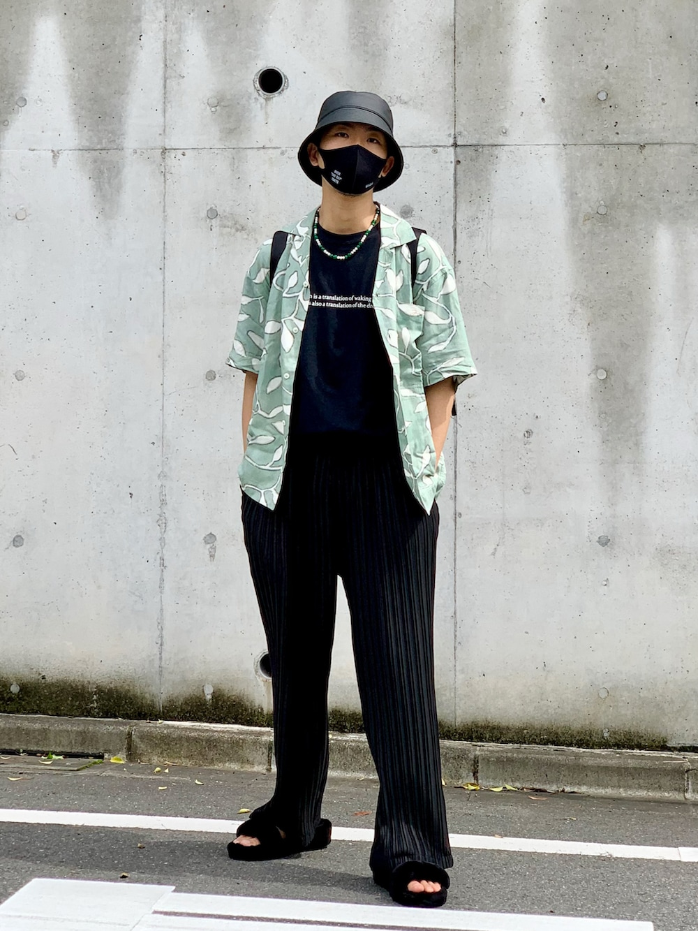 グリーン系のシャツ/ブラウス、ブラック系のTシャツ/カットソー、ブラック系のその他パンツを着用したメンズの春コーディネートの2枚目の写真