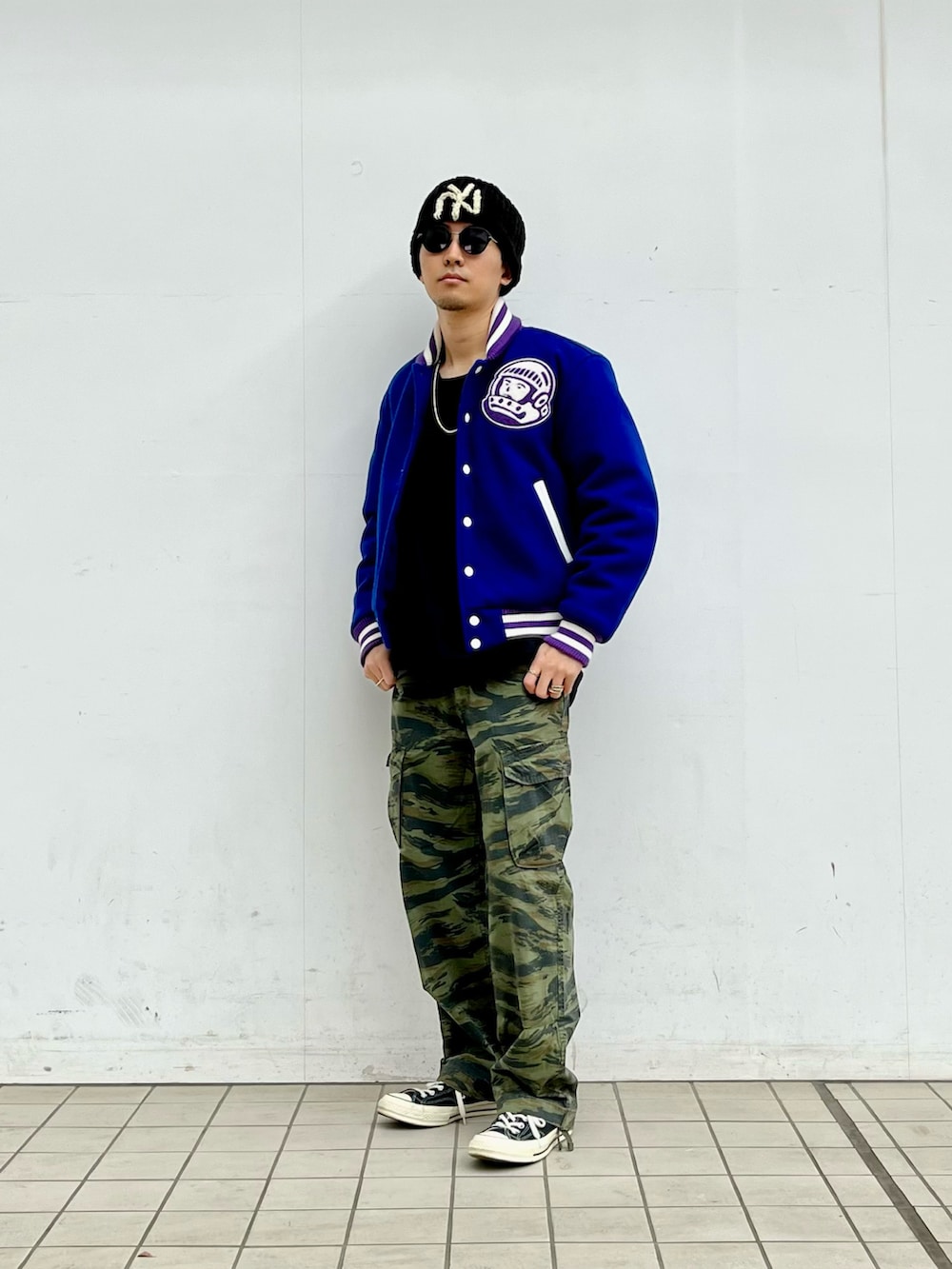 「おしゃれさんと繋がりたい、春のNewスタイル、スタジャン、ラフ、ラフコーデ、カーゴパンツ、カモフラ、迷彩、コンバース、converse、ニット帽、春服」｜「BILLIONAIRE BOYS CLUBのアイテム（スタジャン、ブルー系）」を使った、macky☺︎さん（メンズ・172cm）の春コーディネートの2枚目の写真