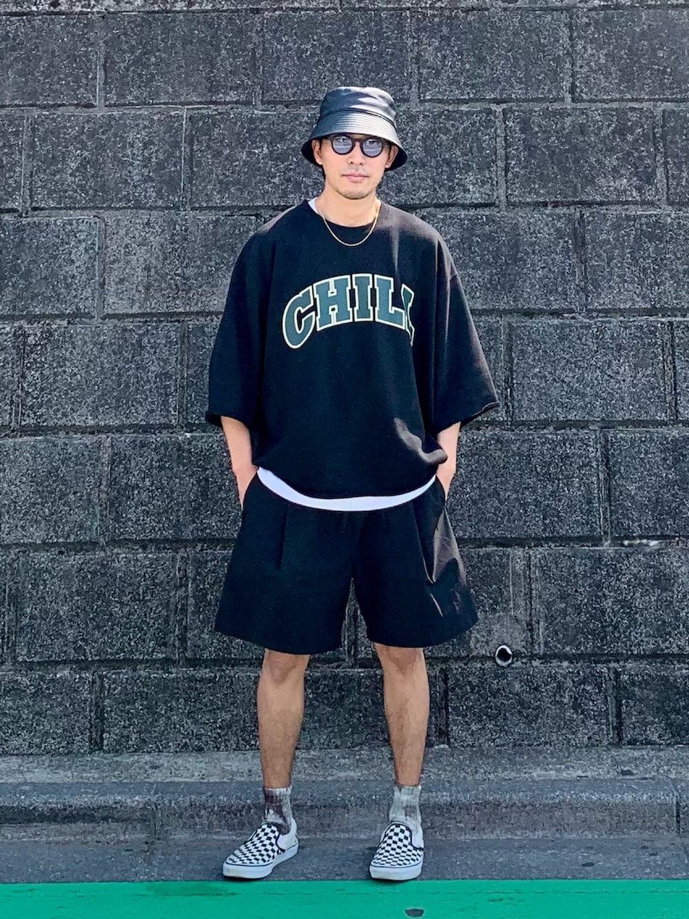 ブラック系のスウェット、ブラック系のその他パンツ、ブラック系のスリッポンを着用したメンズの春コーディネートの3枚目の写真