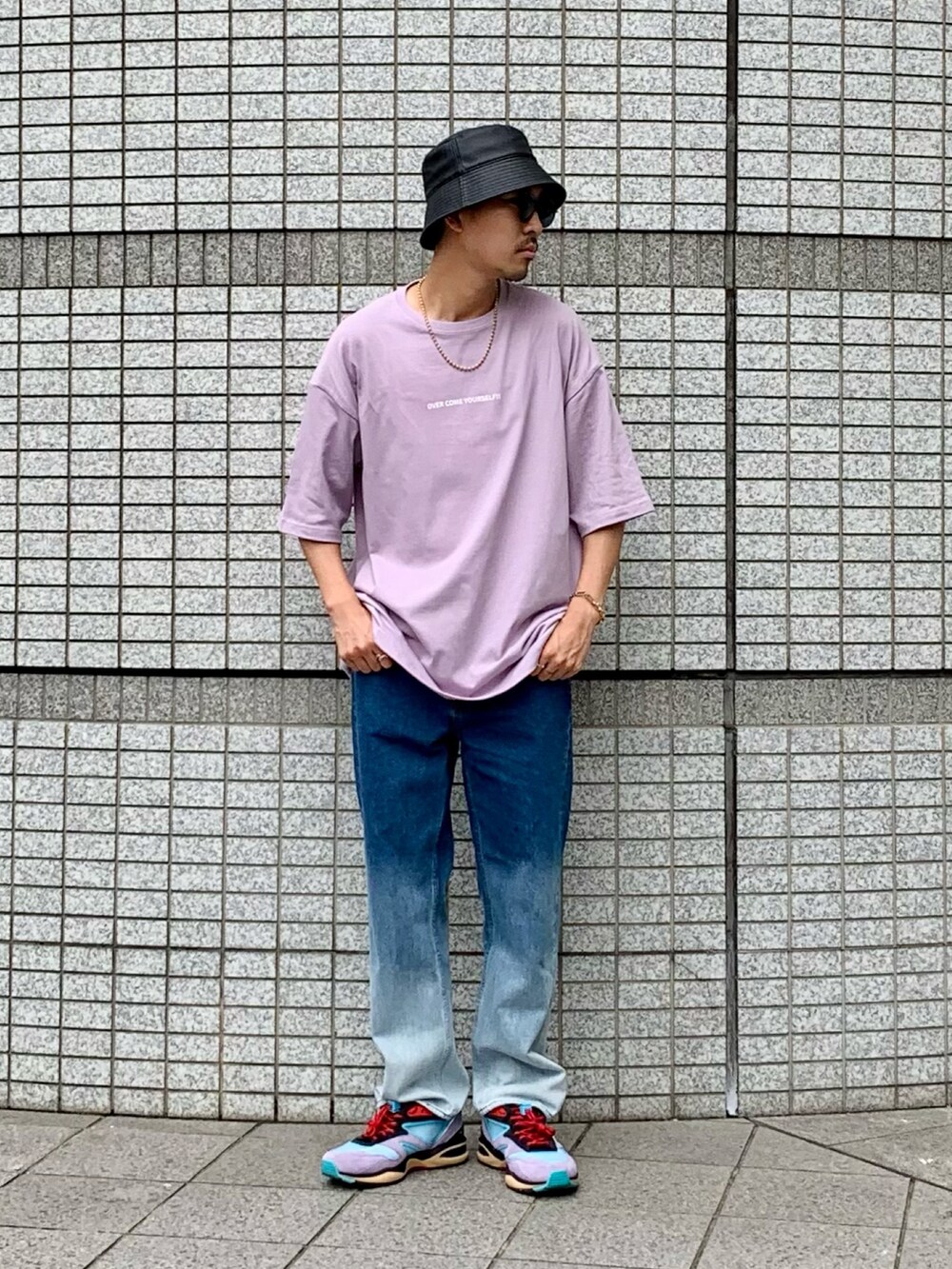 パープル系のTシャツ/カットソー、ブルー系のデニムパンツ、ブルー系のスニーカーを着用したメンズの夏コーディネートの3枚目の写真