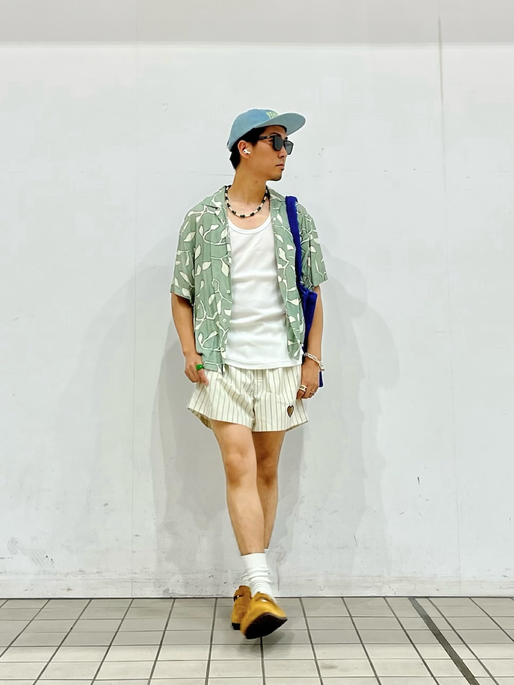 グリーン系のシャツ/ブラウス、ホワイト系のその他パンツ、ブラウン系のサンダルを着用したメンズの夏コーディネートの2枚目の写真