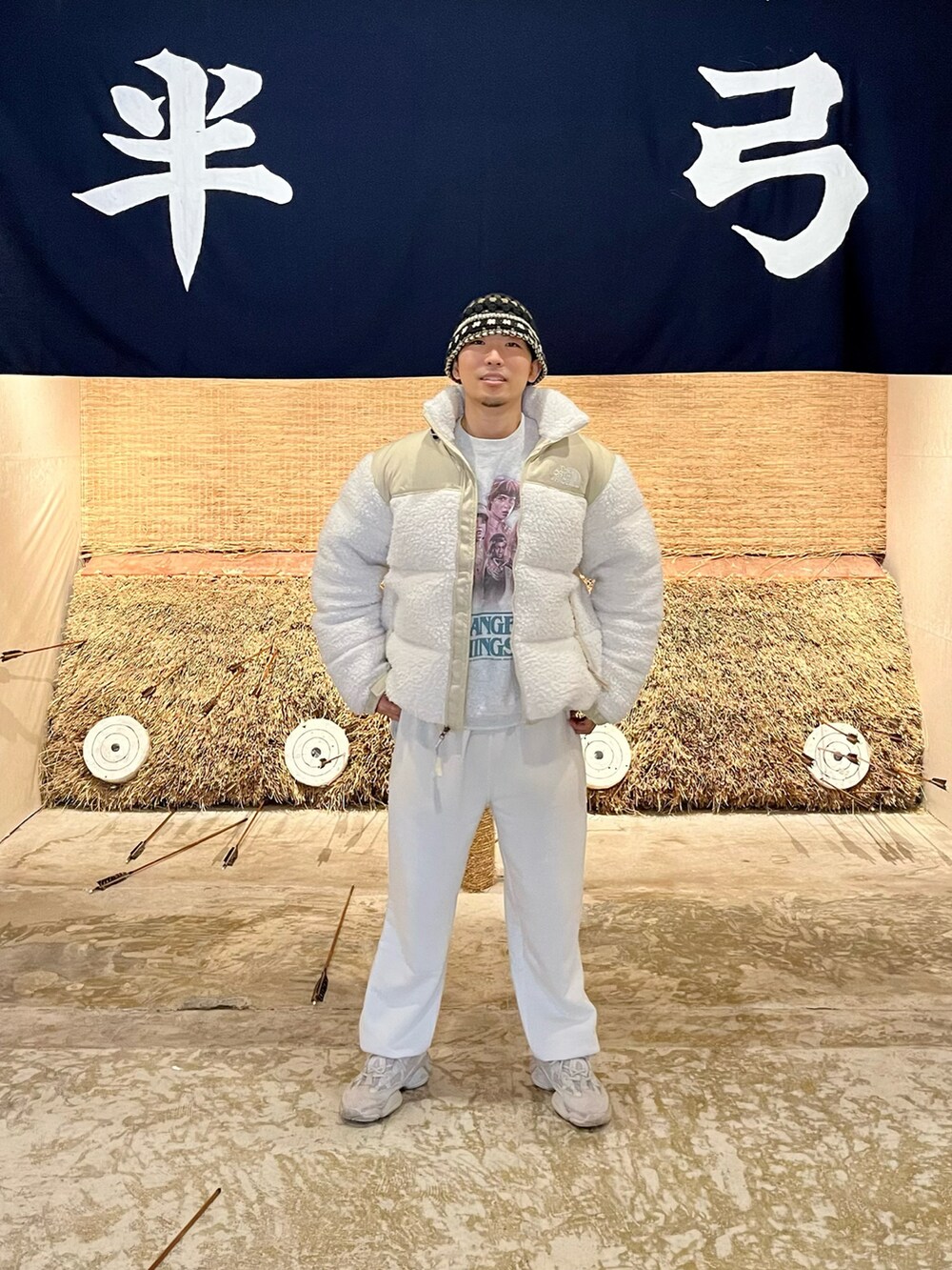 ホワイト系のダウンジャケット/コート、ホワイト系のスウェットパンツ、ベージュ系のスニーカーを着用したメンズの冬コーディネートの2枚目の写真