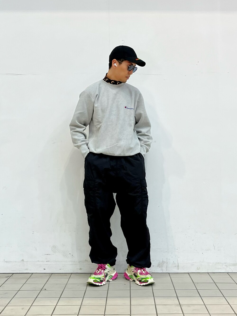 グレー系のスウェット、ブラウン系のTシャツ/カットソー、ブラック系のカーゴパンツを着用したメンズの秋コーディネートの2枚目の写真