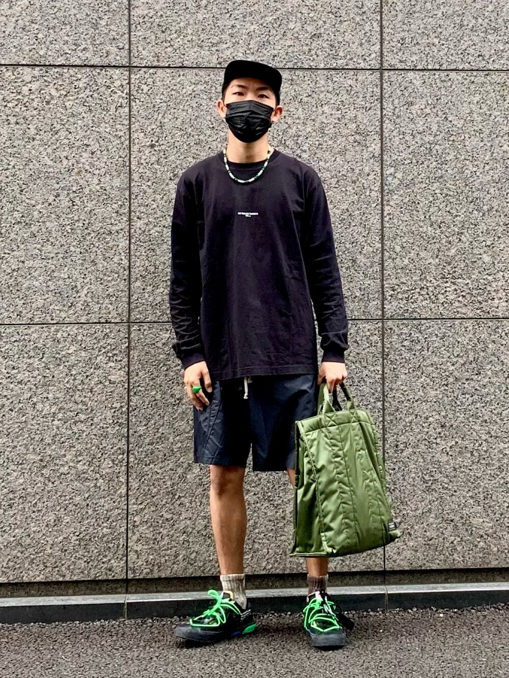 ブラック系のTシャツ/カットソー、ブラック系のパンツ、ブラック系のスニーカーを着用したメンズの春コーディネートの2枚目の写真