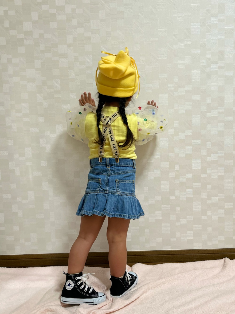 ブラック系のスニーカー、ブルー系のデニムスカートを着用したキッズの春コーディネートの3枚目の写真