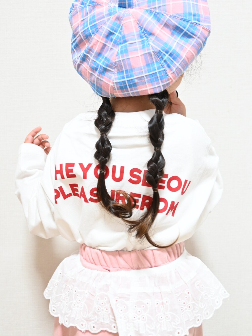 ホワイト系のTシャツ/カットソー、ピンク系のスウェットパンツ、ピンク系のスニーカーを着用したキッズの秋コーディネートの4枚目の写真