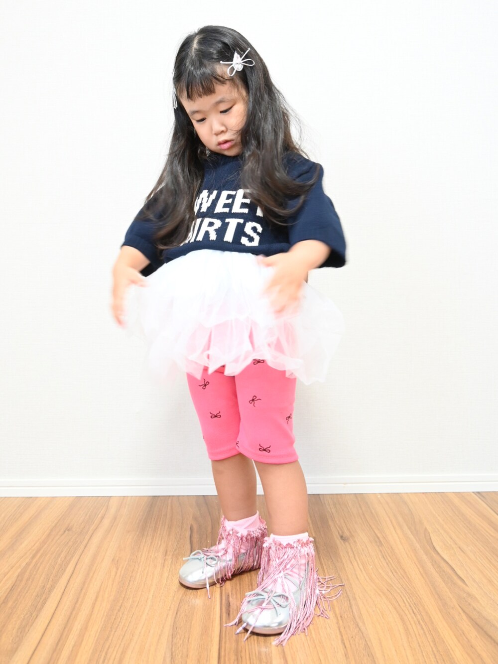 ブラック系のその他パンツ、ブラック系のニット/セーター、シルバー系のバレエシューズを着用したキッズの秋コーディネートの2枚目の写真