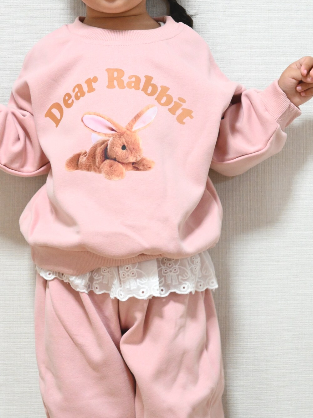 ピンク系のスウェット、ピンク系のスウェットパンツ、ピンク系のスニーカーを着用したキッズの秋コーディネートの2枚目の写真