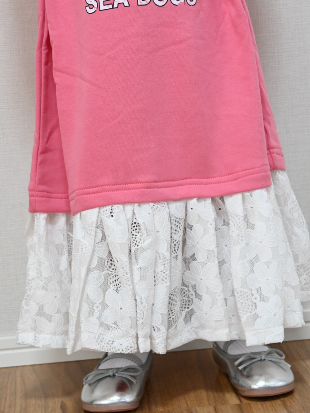 ピンク系のワンピース、シルバー系のバレエシューズ、シルバー系のカチューシャを着用したキッズの秋コーディネートの4枚目の写真