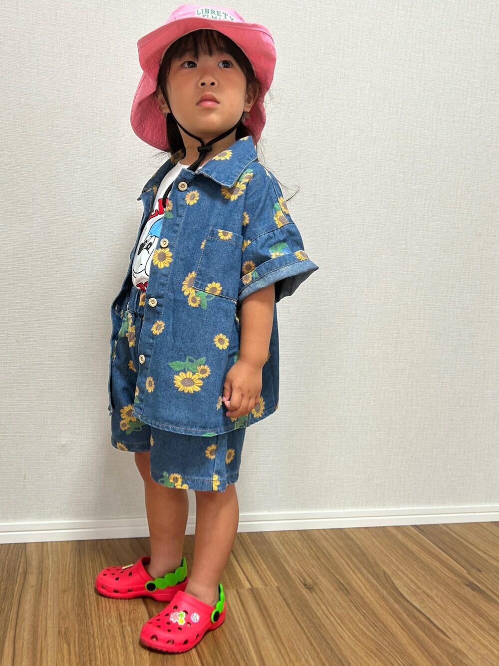 ブルー系のシャツ/ブラウス、ブルー系のデニムパンツ、レッド系のサンダルを着用したキッズの夏コーディネートの2枚目の写真