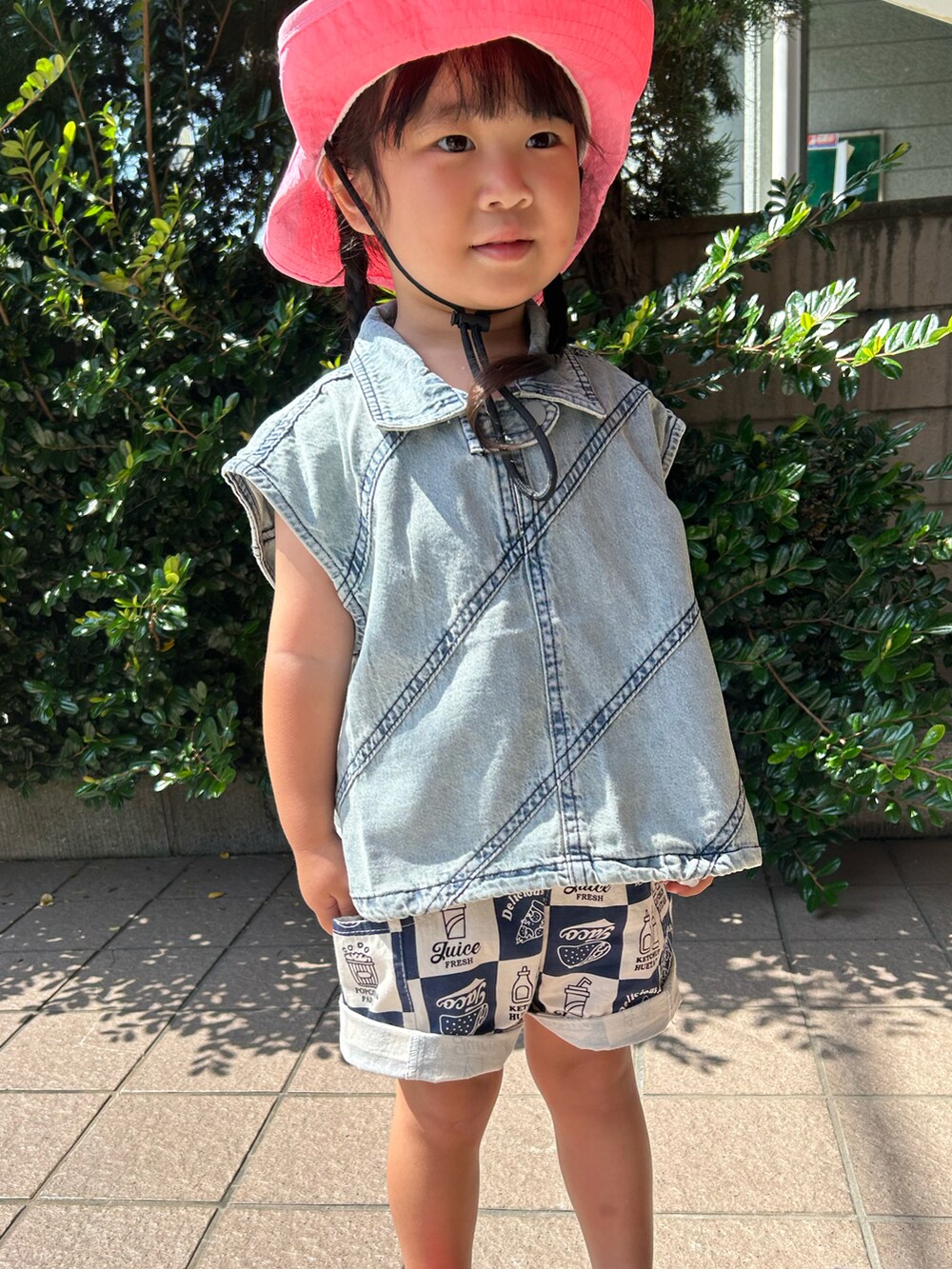ブルー系のトップス、ブルー系のその他パンツ、レッド系のサンダルを着用したキッズの夏コーディネートの3枚目の写真