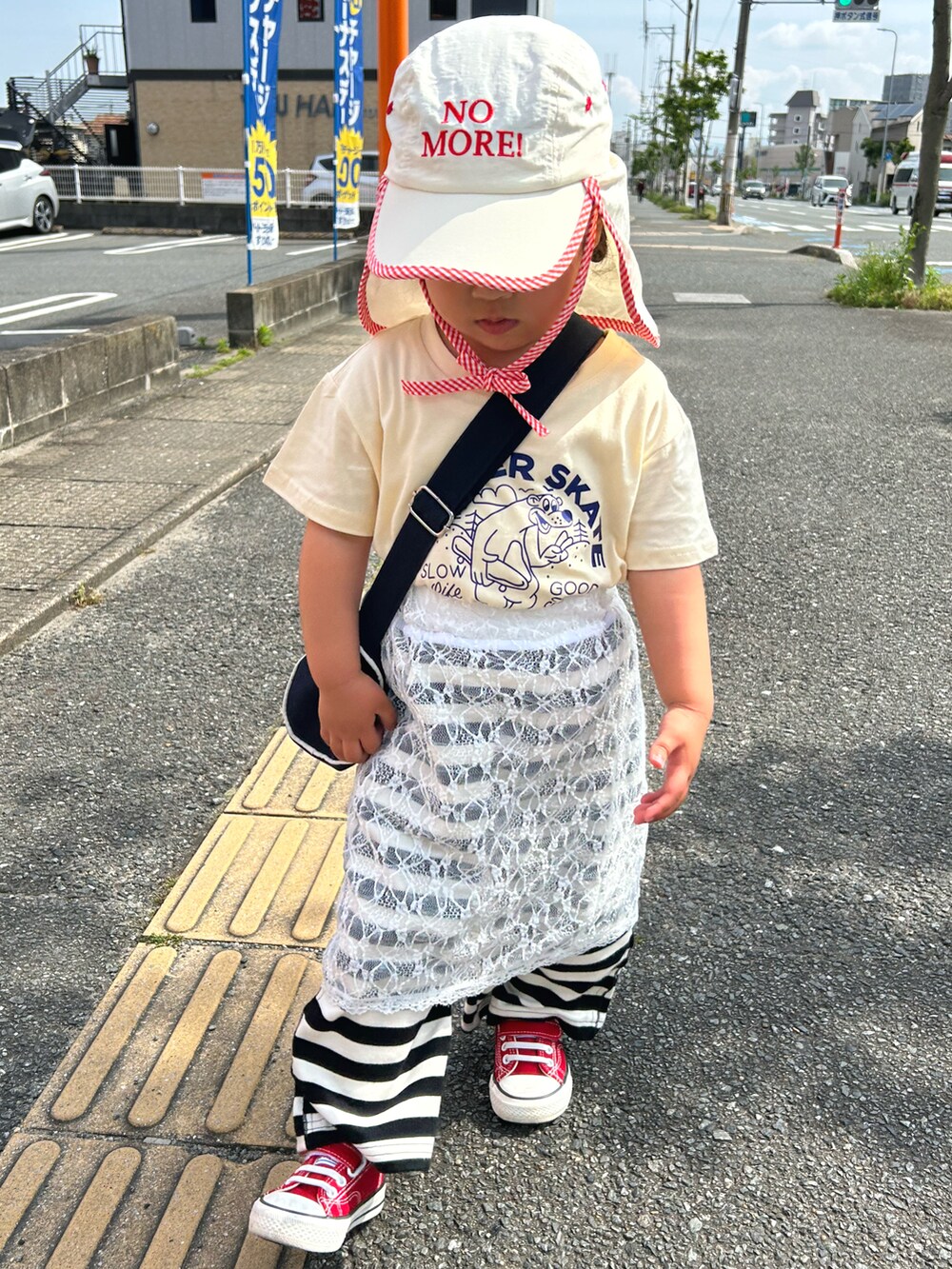 ブラック系のスウェットパンツ、ホワイト系のTシャツ/カットソー、ホワイト系のキャップを着用したキッズの春コーディネートの2枚目の写真