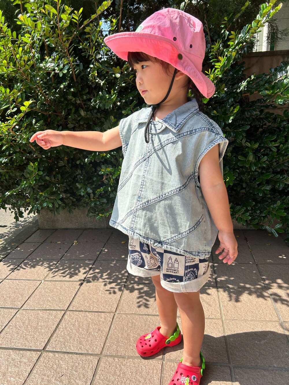 ブルー系のトップス、ブルー系のその他パンツ、レッド系のサンダルを着用したキッズの夏コーディネートの2枚目の写真