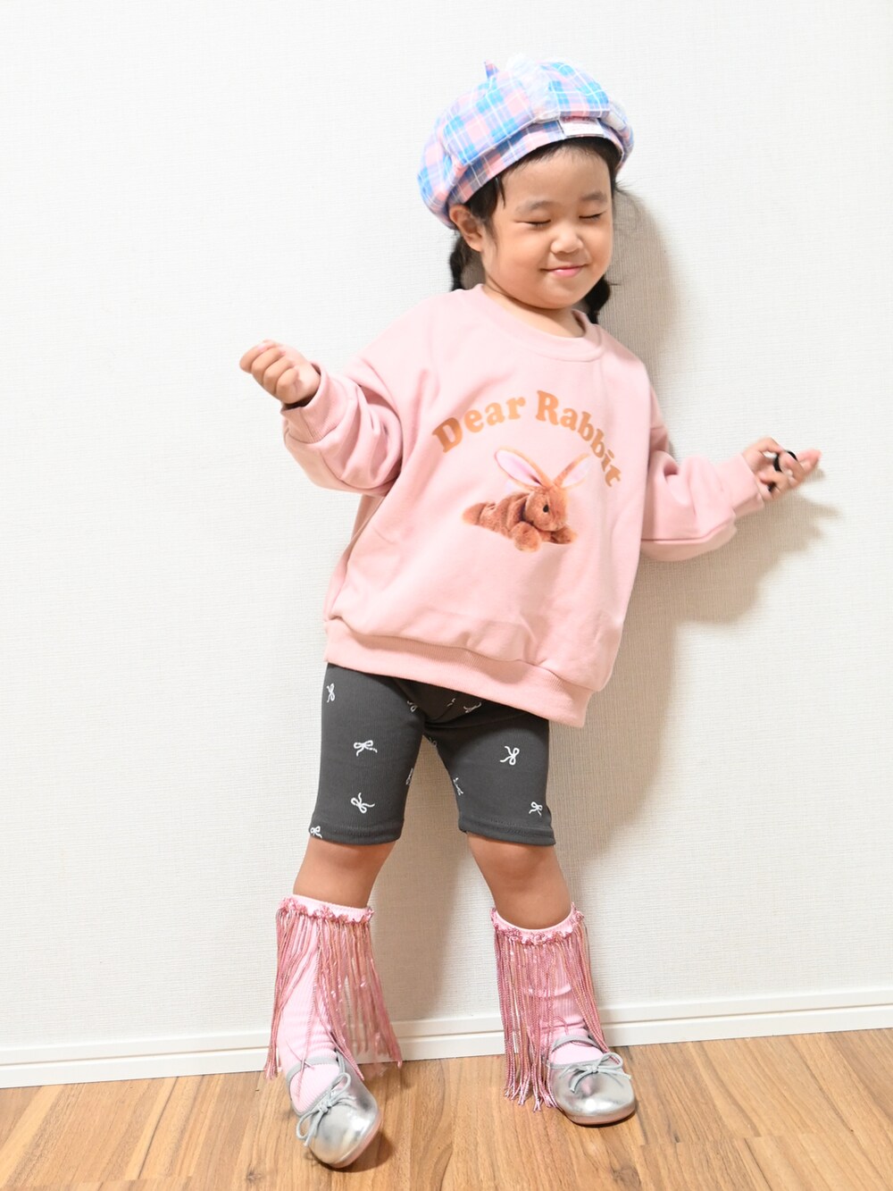 ピンク系のスウェット、ブラック系のその他パンツ、シルバー系のバレエシューズを着用したキッズの秋コーディネートの2枚目の写真