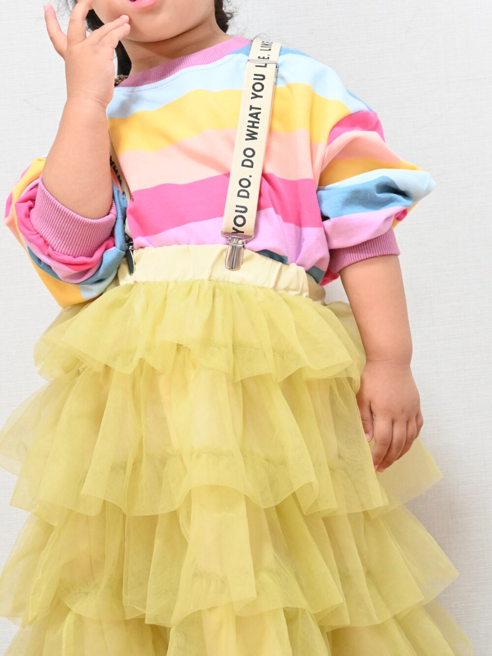 その他のスウェット、イエロー系のスカート、ホワイト系のスニーカーを着用したキッズの秋コーディネートの2枚目の写真