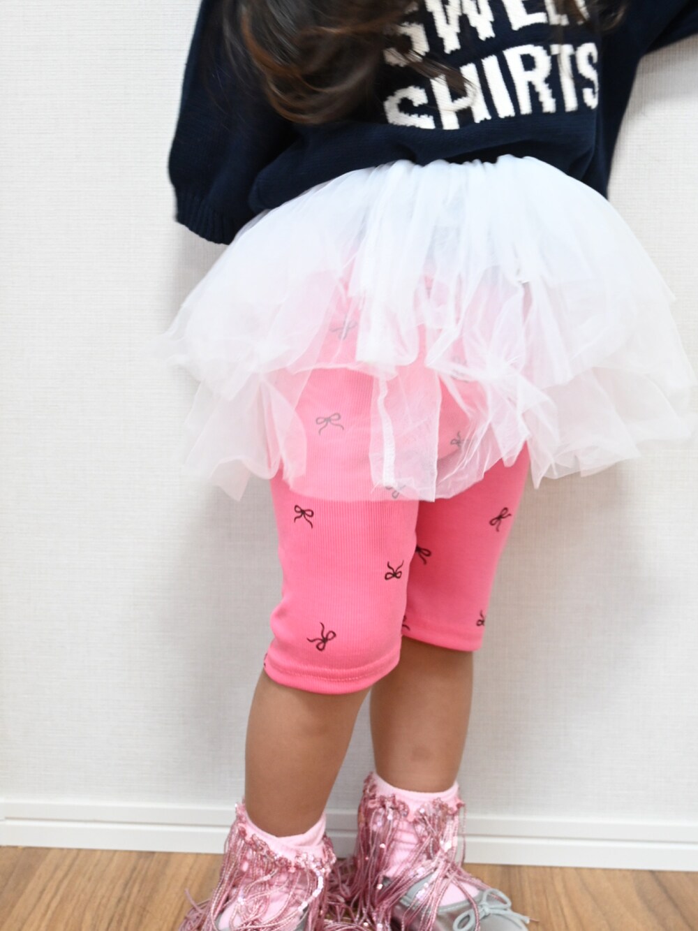 ブラック系のその他パンツ、ブラック系のニット/セーター、シルバー系のバレエシューズを着用したキッズの秋コーディネートの3枚目の写真