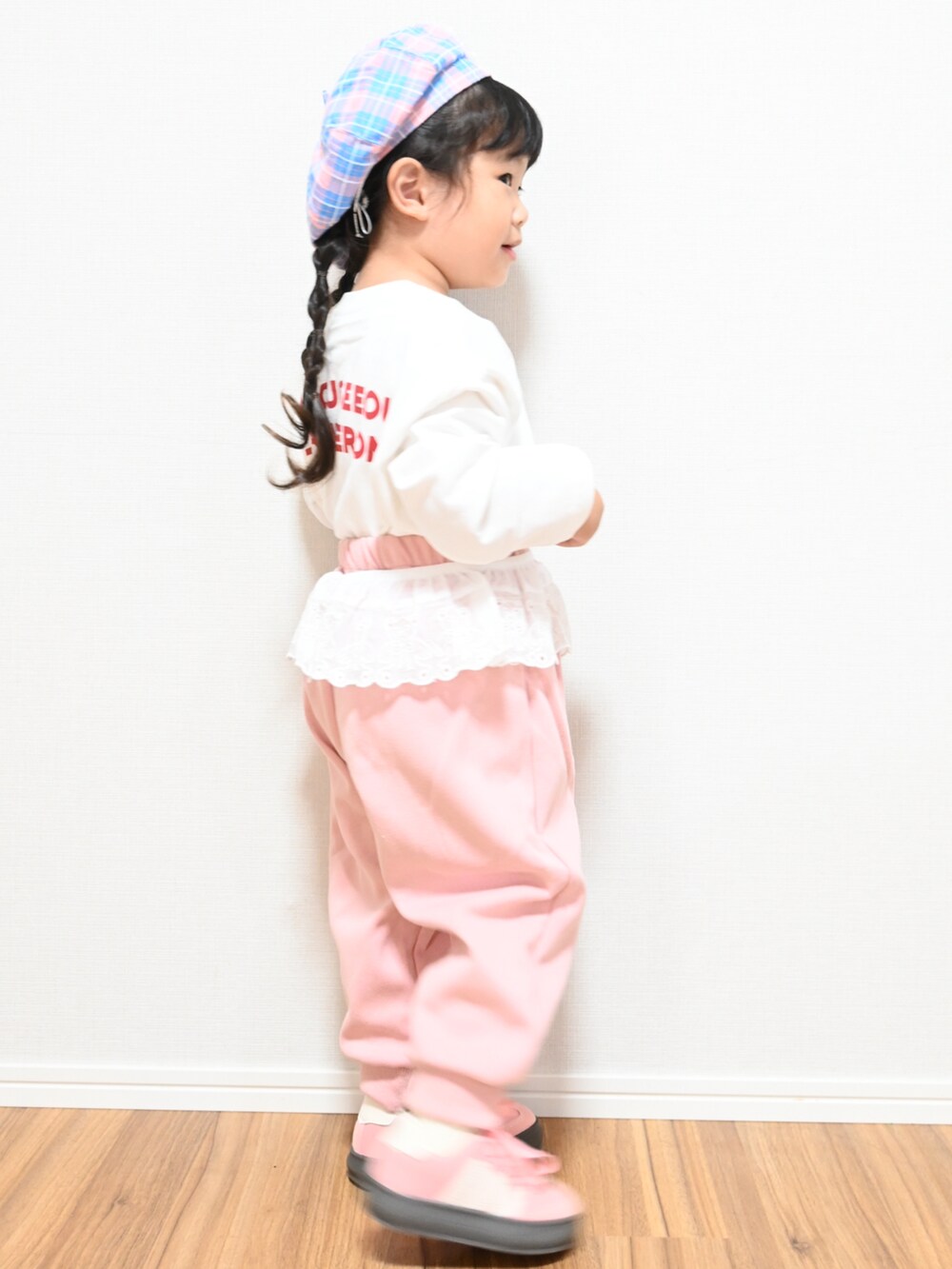 ホワイト系のTシャツ/カットソー、ピンク系のスウェットパンツ、ピンク系のスニーカーを着用したキッズの秋コーディネートの2枚目の写真