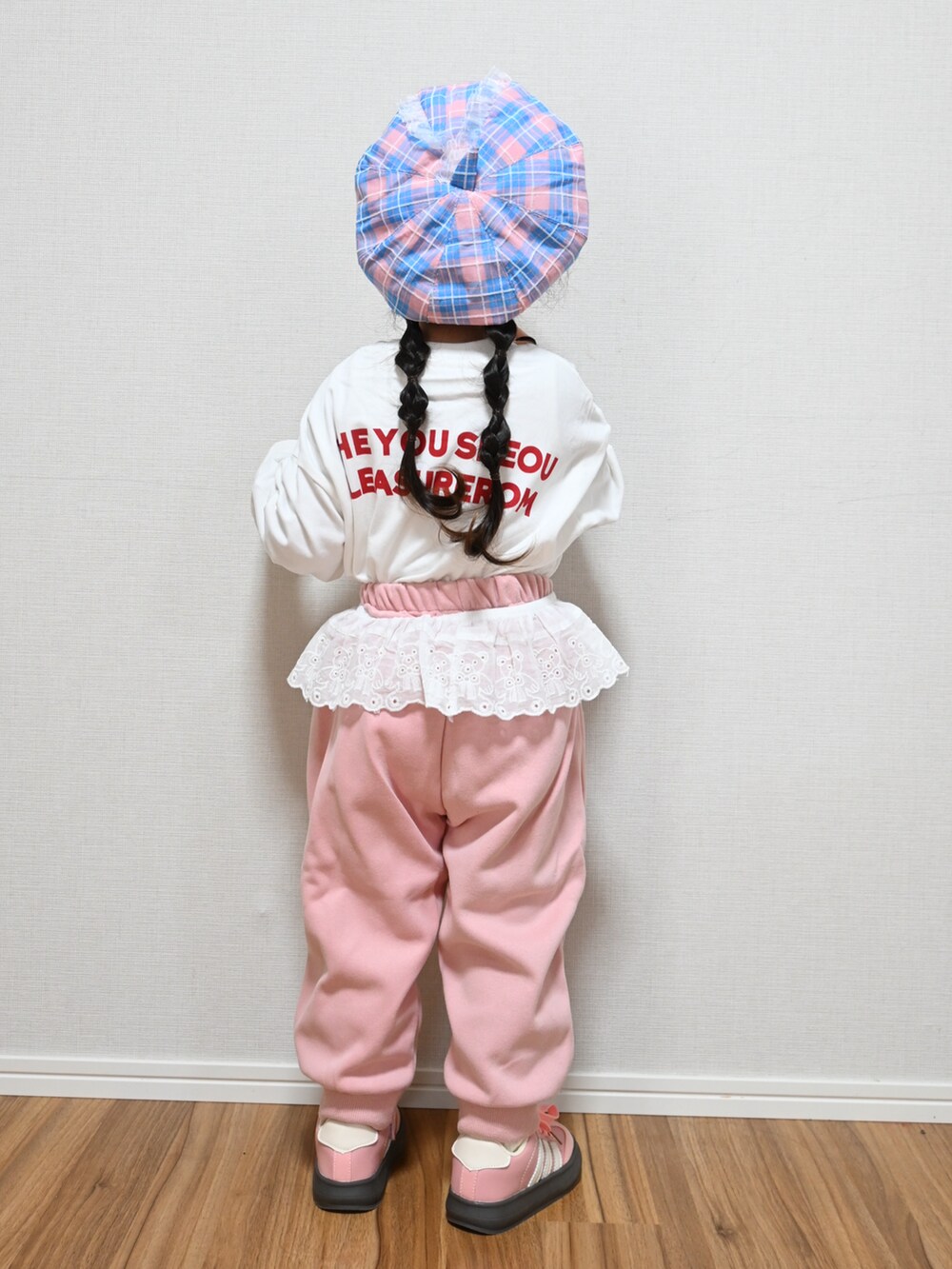 ホワイト系のTシャツ/カットソー、ピンク系のスウェットパンツ、ピンク系のスニーカーを着用したキッズの秋コーディネートの3枚目の写真