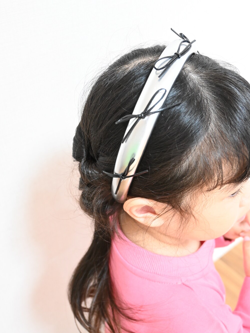 ピンク系のワンピース、シルバー系のバレエシューズ、シルバー系のカチューシャを着用したキッズの秋コーディネートの3枚目の写真