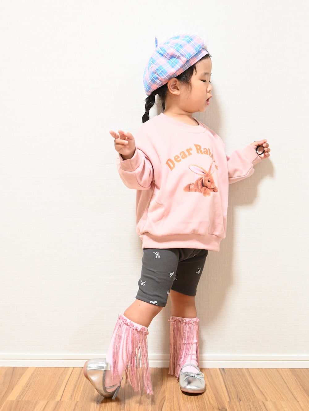 ピンク系のスウェット、ブラック系のその他パンツ、シルバー系のバレエシューズを着用したキッズの秋コーディネートの3枚目の写真