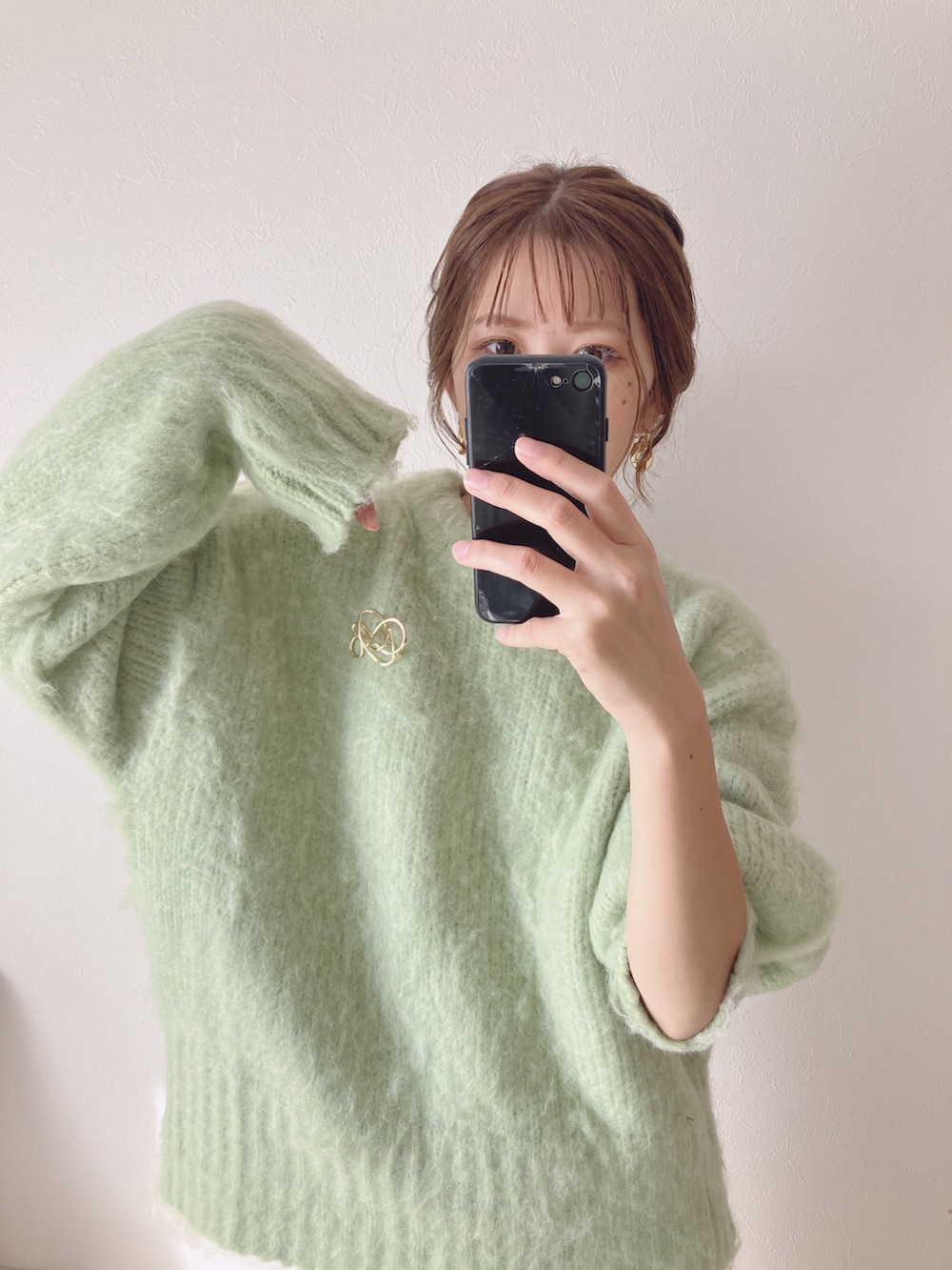 「モヘアニット、ミントグリーン、theyon、neuna、マーメイドスカート、ブローチ」｜「THE YOnのブラッシュドシャギーニットプルオーバー（ニット/セーター、グリーン系）」を使った、ねずさん（レディース・163cm）の冬コーディネートの4枚目の写真