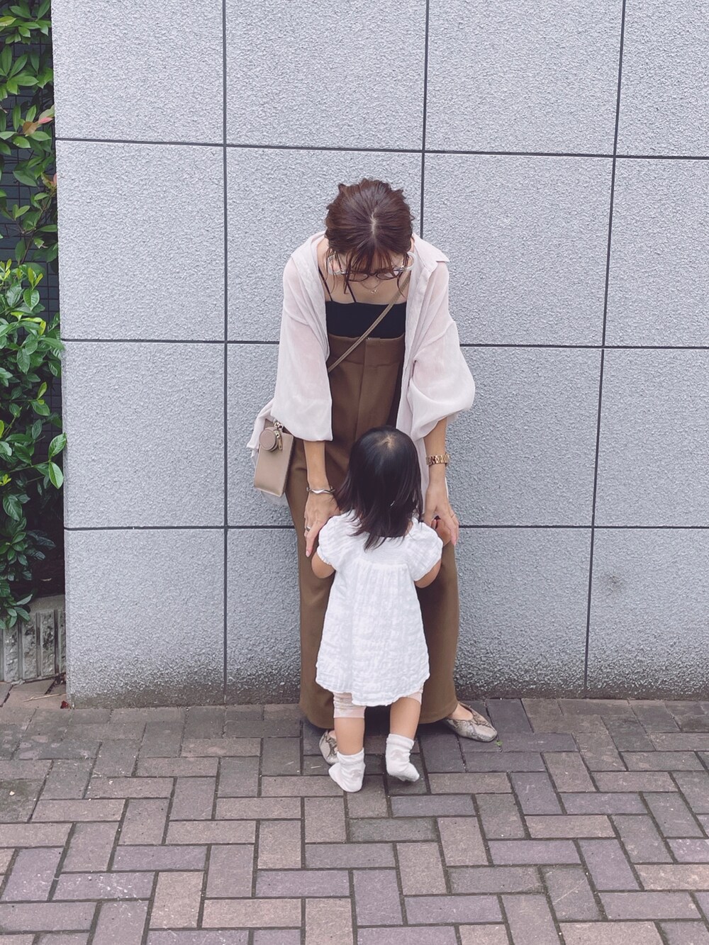 「URBAN RESEARCH、capricieuxlemage、ブラウンコーデ、サロペット、ワントーンコーデ、メガネ女子、秋ルック紹介するよ、2022AW」｜「CAPRICIEUX LE'MAGEの【AgAwd/アガウド】サスペンダーワイドパンツ（サロペット/オーバーオール、ブラウン系）」を使った、ねずさん（レディース・163cm）の秋コーディネートの4枚目の写真