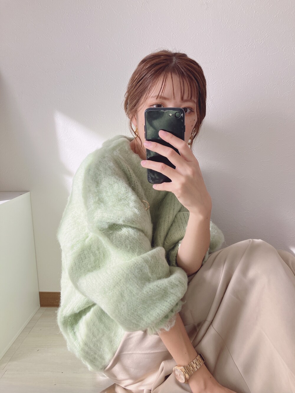 「モヘアニット、ミントグリーン、theyon、neuna、マーメイドスカート、ブローチ」｜「THE YOnのブラッシュドシャギーニットプルオーバー（ニット/セーター、グリーン系）」を使った、ねずさん（レディース・163cm）の冬コーディネートの3枚目の写真