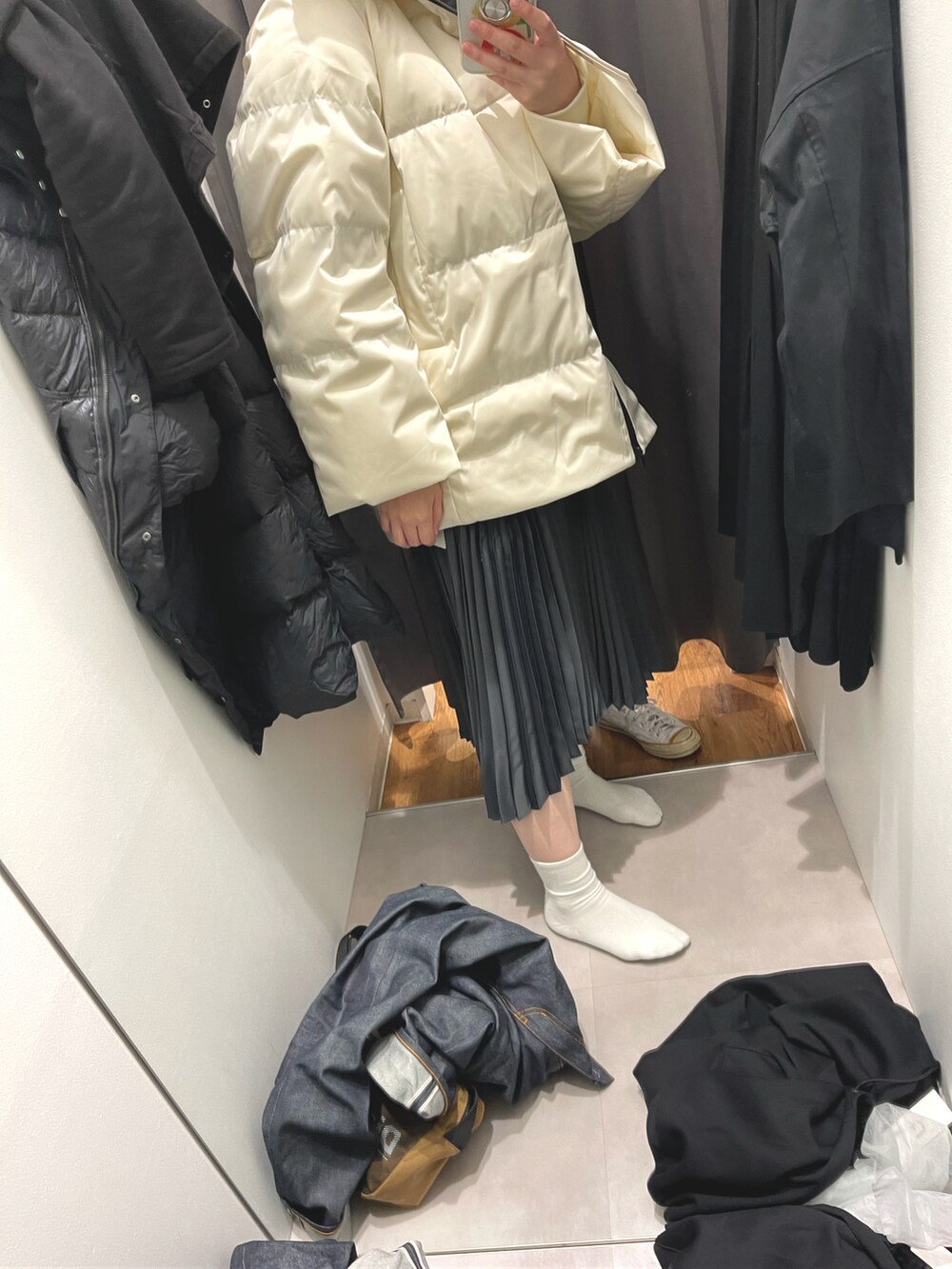 「UNIQLO、ジルサンダー、プラスJ、+J、大人カジュアル、冬コーデ、パンツコーデ、JILSANDER、きれいめカジュアル、お洒落さんとつながりたい」｜「UNIQLOのアイテム（デニムパンツ、ブラック系）」を使った、まさこさん（レディース・168cm）の秋コーディネートの2枚目の写真