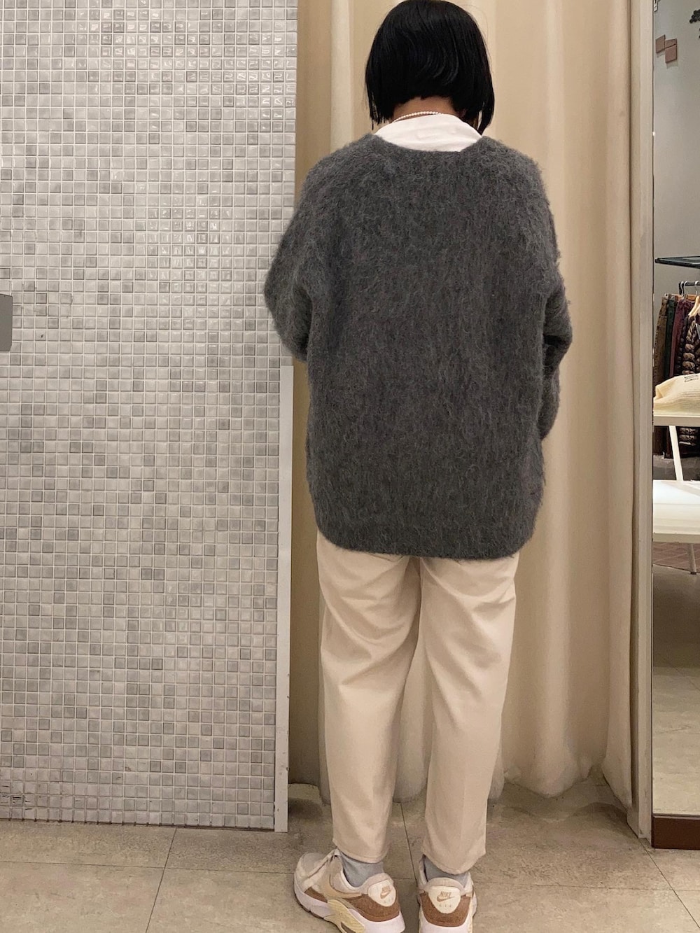 ホワイト系のTシャツ/カットソー、ホワイト系のその他パンツ、グレー系のカーディガン/ボレロを着用したレディースの秋コーディネートの3枚目の写真