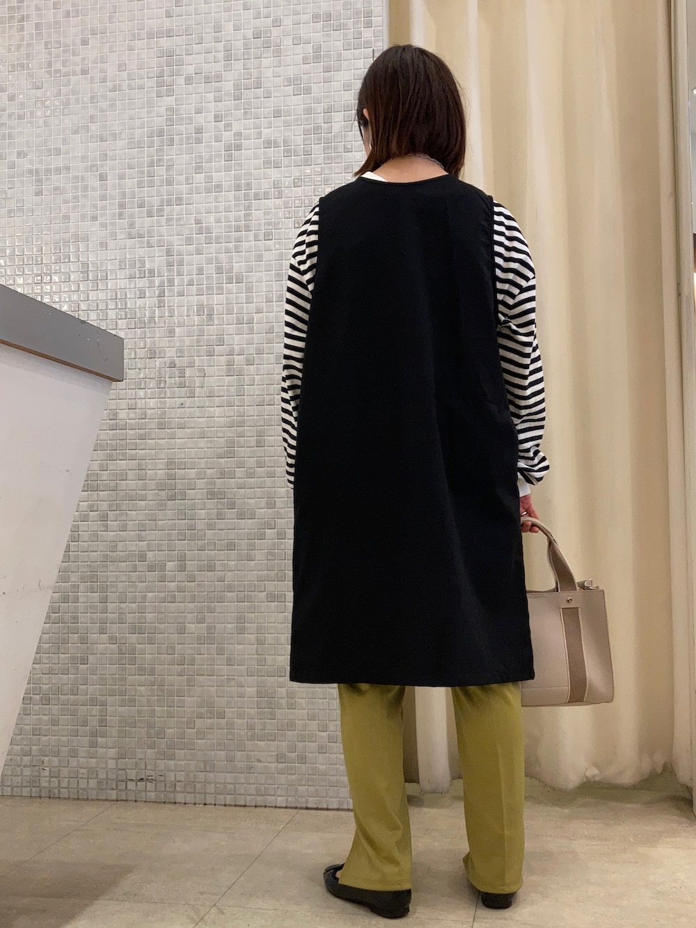 その他のTシャツ/カットソー、イエロー系のその他パンツ、ブラック系のベストを着用したレディースの秋コーディネートの2枚目の写真