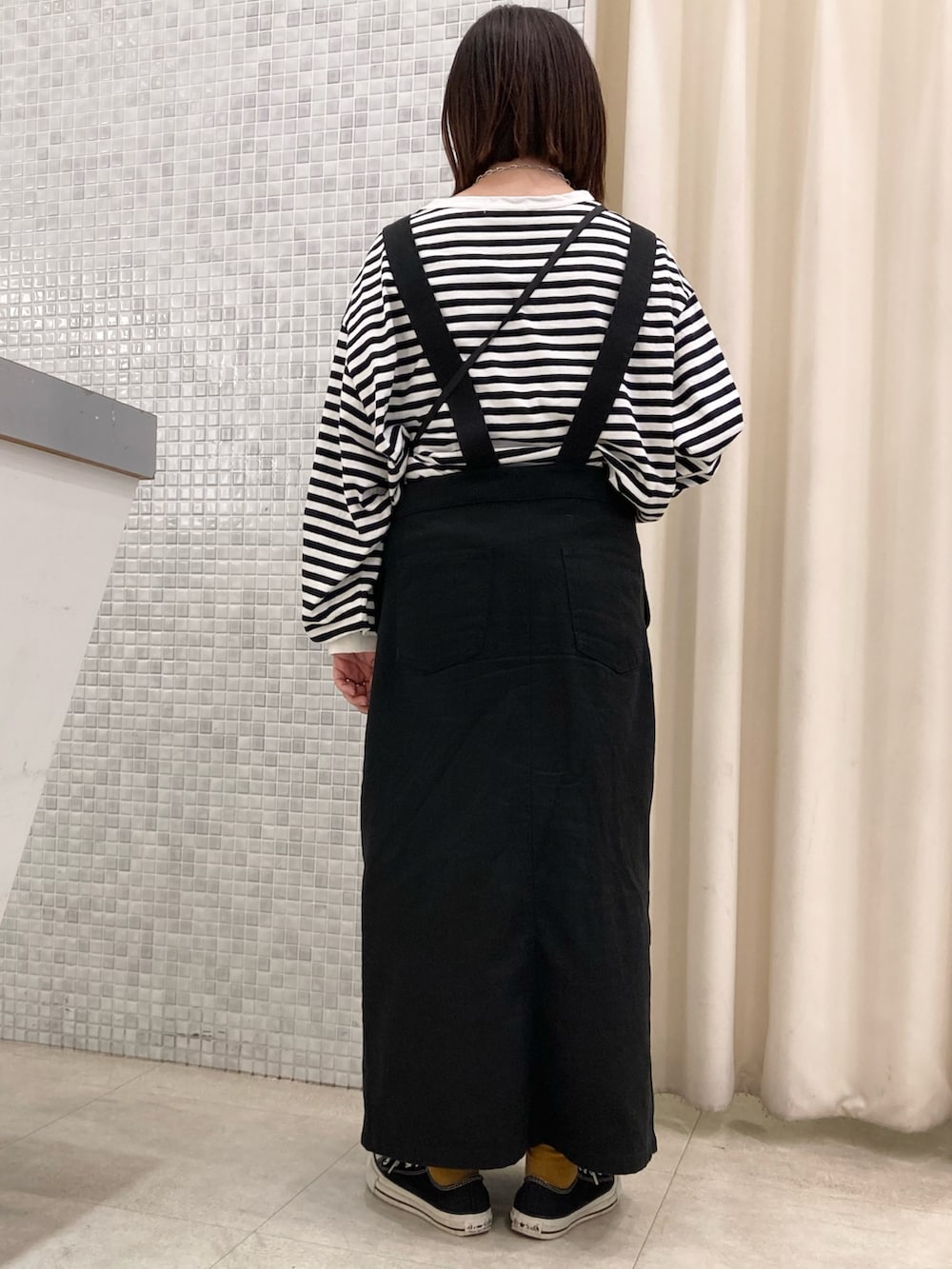 ブラック系のワンピース/ドレス、その他のTシャツ/カットソー、ベージュ系のショルダーバッグを着用したレディースの秋コーディネートの2枚目の写真