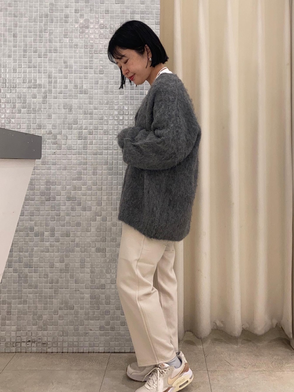 ホワイト系のTシャツ/カットソー、ホワイト系のその他パンツ、グレー系のカーディガン/ボレロを着用したレディースの秋コーディネートの2枚目の写真