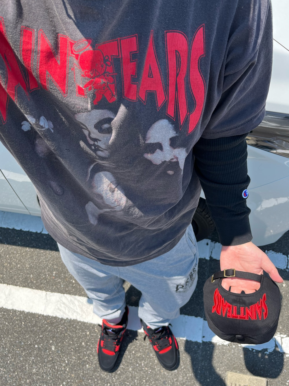 ブラック系のTシャツ/カットソーを着用したメンズの春コーディネートの2枚目の写真