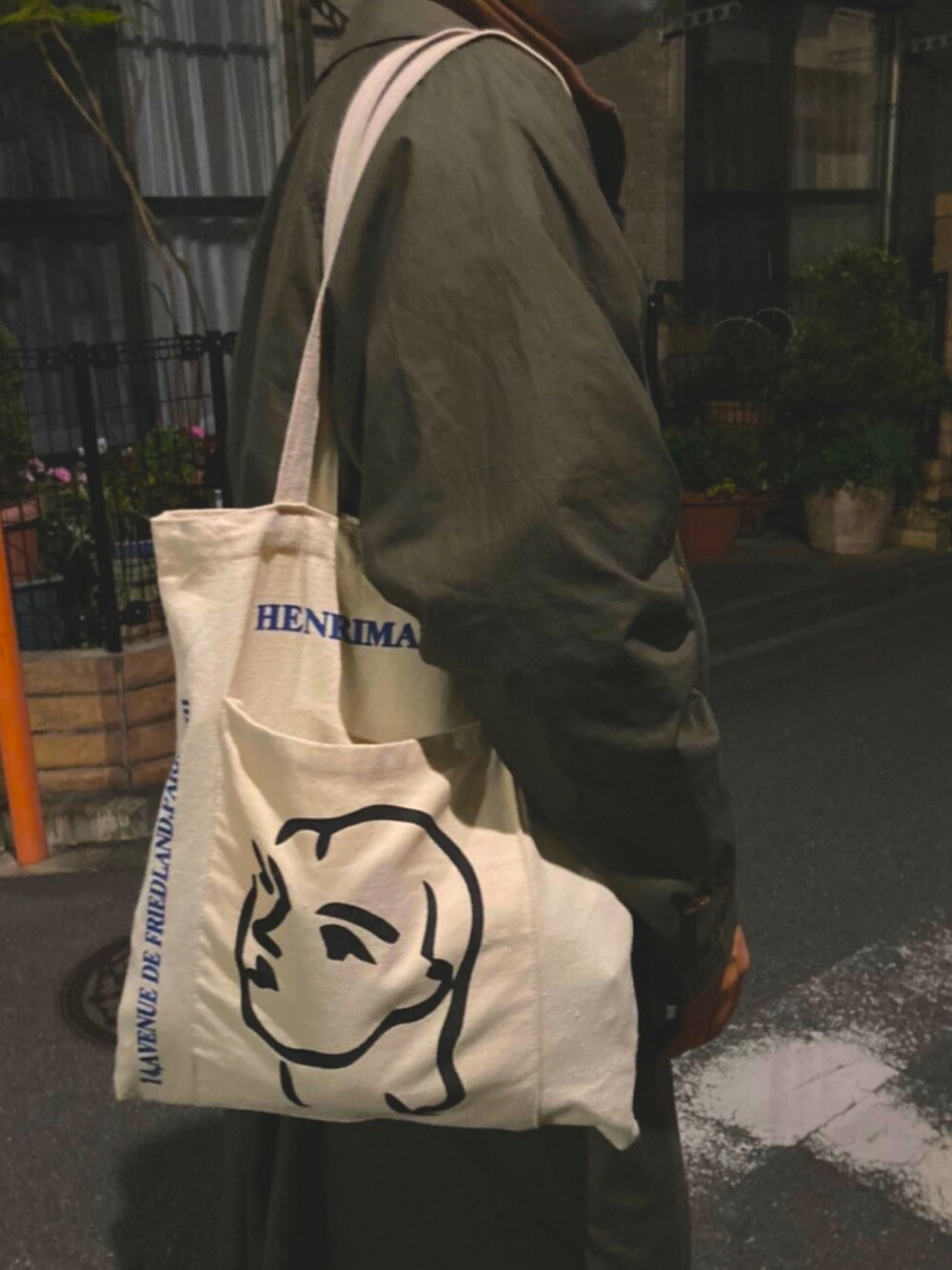「トートバッグ、ユニクロ、タートルネック、ハーフジップ、オーバーオール、デニム、デニムオーバーオール、デニムコーデ、ジョンブル、GHBASS、ステンカラーコート、シオタ、レイヤードスタイル、きれいめカジュアル、秋冬コーデ」｜「CIOTAのアイテム（ステンカラーコート、グリーン系）」を使った、29さん（メンズ・165cm）の秋コーディネートの2枚目の写真