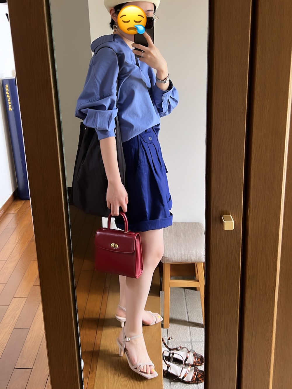 ブルー系のシャツ/ブラウス、ブルー系のその他パンツ、レッド系のショルダーバッグを着用したレディースの春コーディネートの2枚目の写真