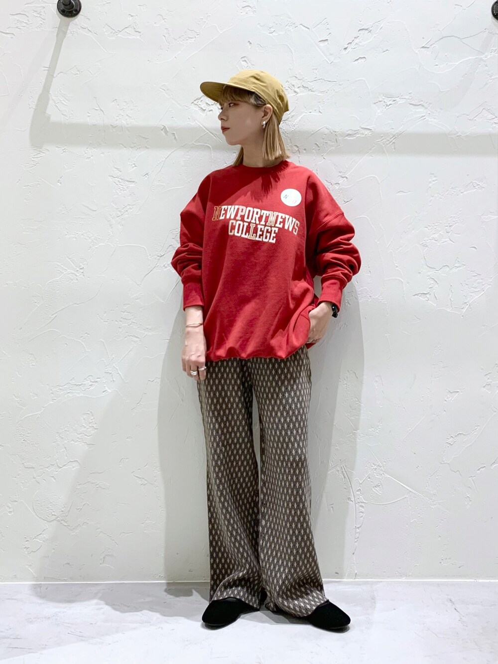 「秋服、オトナカジュアル、カジュアルコーデ、プチプラ、低身長女子、スウェット、ロゴスウェット、ニットパンツ、カンフーシューズ、キャップ、niko and ...、ニコアンド、ラフ」｜「niko and...の【Letters 8】コラボ 裏毛プルオーバー（スウェット、レッド系）」を使った、okamotoさん（レディース・153cm）の秋コーディネートの2枚目の写真