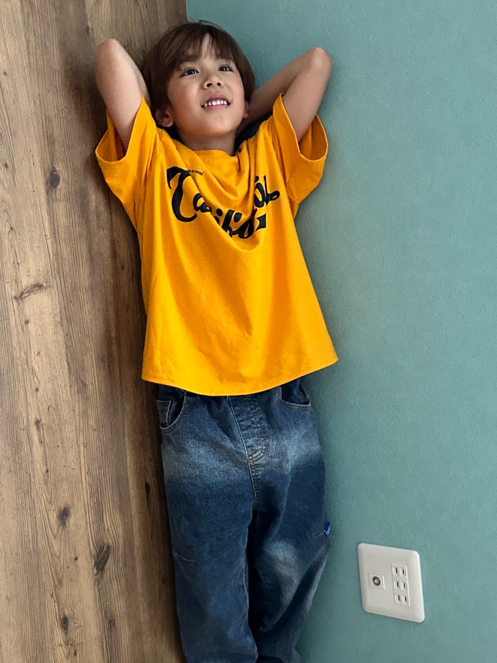 ブルー系のデニムパンツ、イエロー系のTシャツ/カットソーを着用したキッズの夏コーディネートの2枚目の写真
