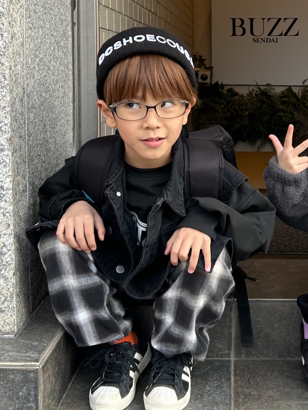 その他のその他パンツ、ブラック系のその他アウター、ブラック系のニットキャップ/ビーニーを着用したキッズの夏コーディネートの3枚目の写真