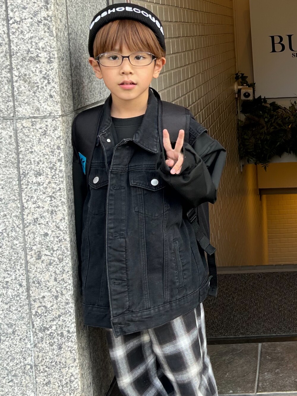 その他のその他パンツ、ブラック系のその他アウター、ブラック系のニットキャップ/ビーニーを着用したキッズの夏コーディネートの2枚目の写真