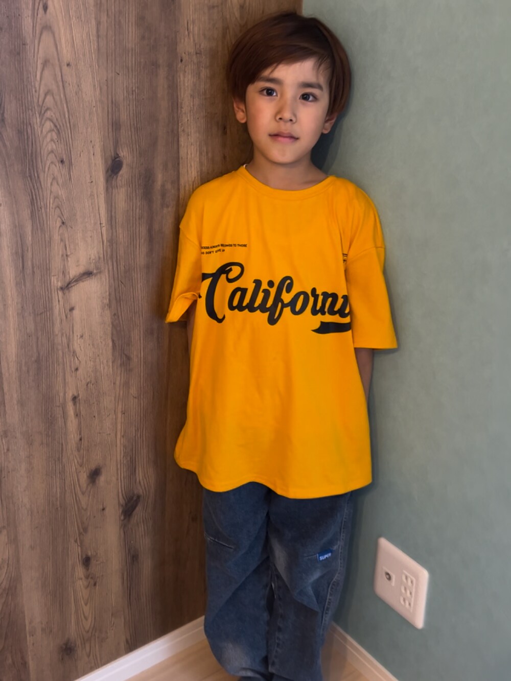 ブルー系のデニムパンツ、イエロー系のTシャツ/カットソーを着用したキッズの夏コーディネートの3枚目の写真