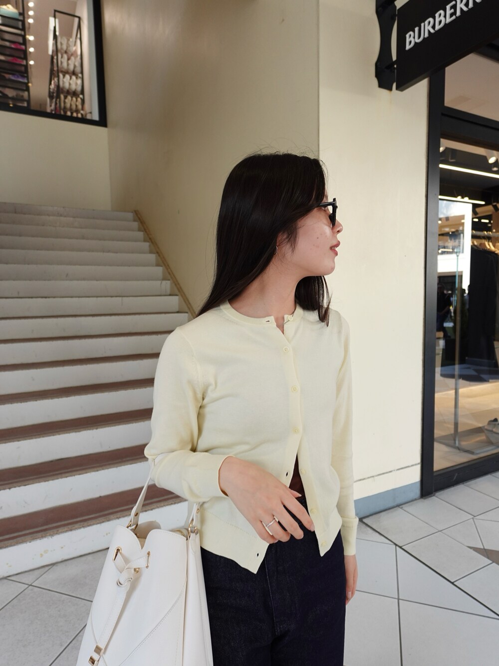 「最近のいい感じコーデ、韓国ファッション、春ファッション、大人可愛い、大人カジュアルコーデ、サングラス、フレアパンツ、メガネ女子、春夏コーデ、シンプルコーデ、UNIQLO、きれいめカジュアル、休日スタイル、デニム、お出かけコーデ」｜「mysticのフレアデニム（デニムパンツ、ブルー系）」を使った、あいりさん（骨格ウェーブ・レディース・157cm）の春コーディネートの4枚目の写真