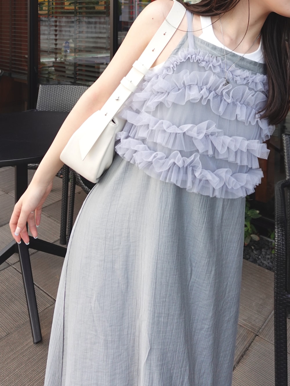 グレー系のワンピース、シルバー系のTシャツ/カットソー、ベージュ系のショルダーバッグを着用したレディースの夏コーディネートの5枚目の写真