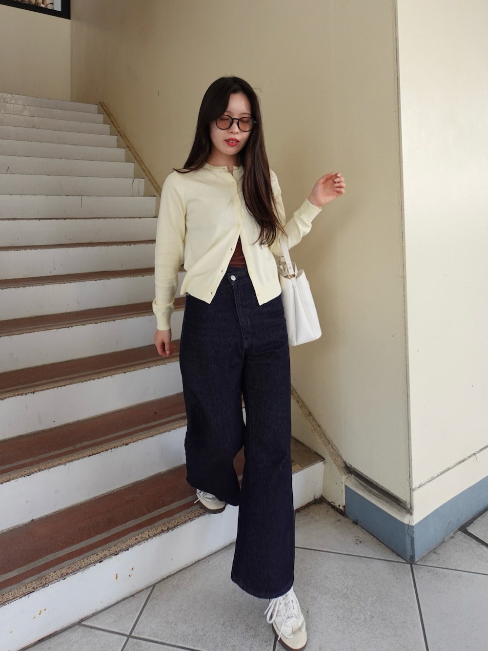 「最近のいい感じコーデ、韓国ファッション、春ファッション、大人可愛い、大人カジュアルコーデ、サングラス、フレアパンツ、メガネ女子、春夏コーデ、シンプルコーデ、UNIQLO、きれいめカジュアル、休日スタイル、デニム、お出かけコーデ」｜「mysticのフレアデニム（デニムパンツ、ブルー系）」を使った、あいりさん（骨格ウェーブ・レディース・157cm）の春コーディネートの2枚目の写真