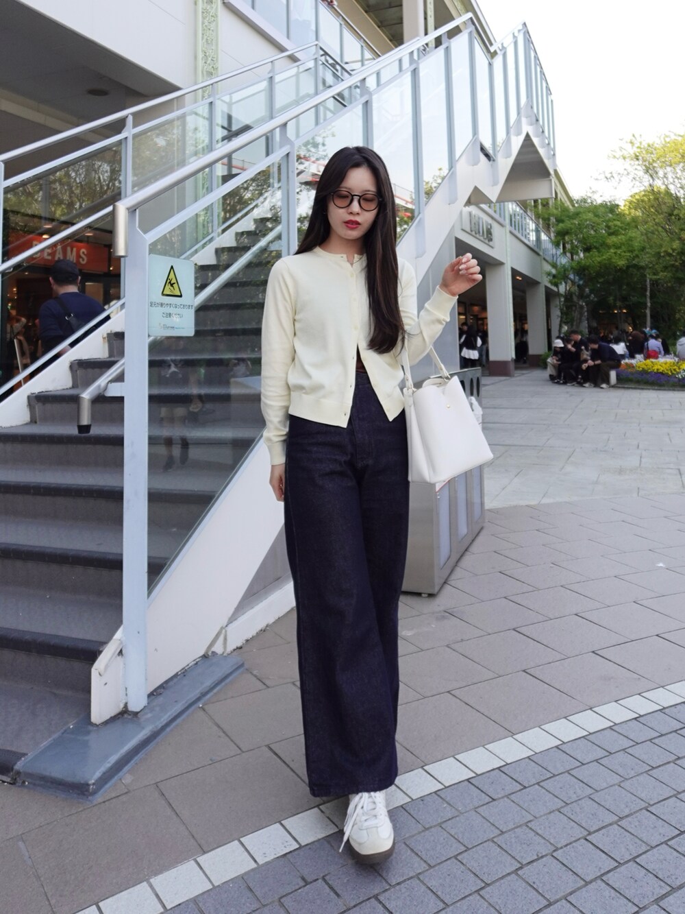 「最近のいい感じコーデ、韓国ファッション、春ファッション、大人可愛い、大人カジュアルコーデ、サングラス、フレアパンツ、メガネ女子、春夏コーデ、シンプルコーデ、UNIQLO、きれいめカジュアル、休日スタイル、デニム、お出かけコーデ」｜「mysticのフレアデニム（デニムパンツ、ブルー系）」を使った、あいりさん（骨格ウェーブ・レディース・157cm）の春コーディネートの5枚目の写真