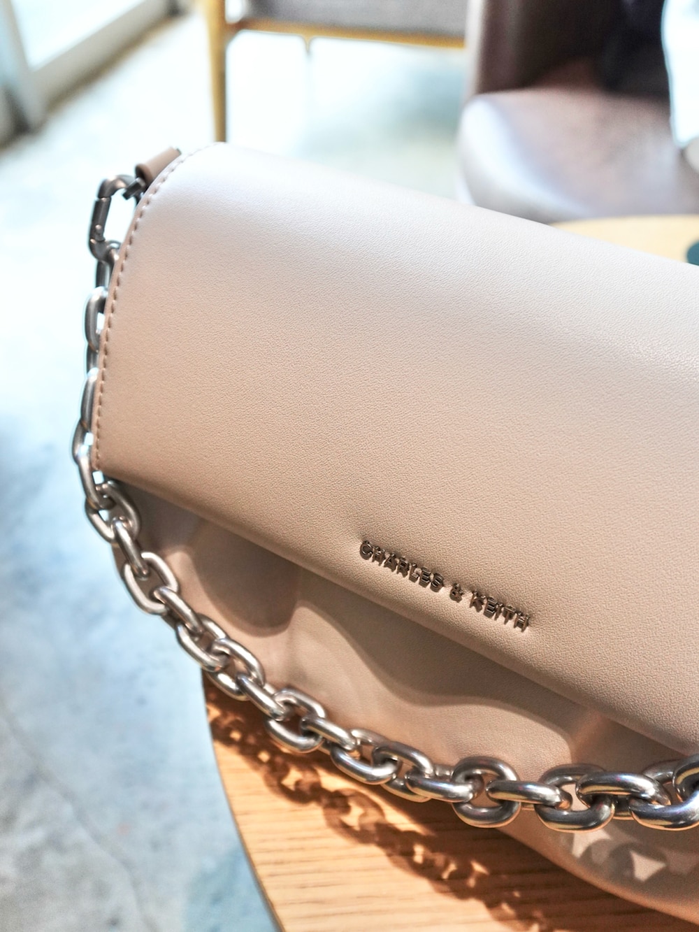 ブラック系のデニムパンツ、シルバー系のTシャツ/カットソー、ベージュ系のショルダーバッグを着用したレディースの夏コーディネートの5枚目の写真