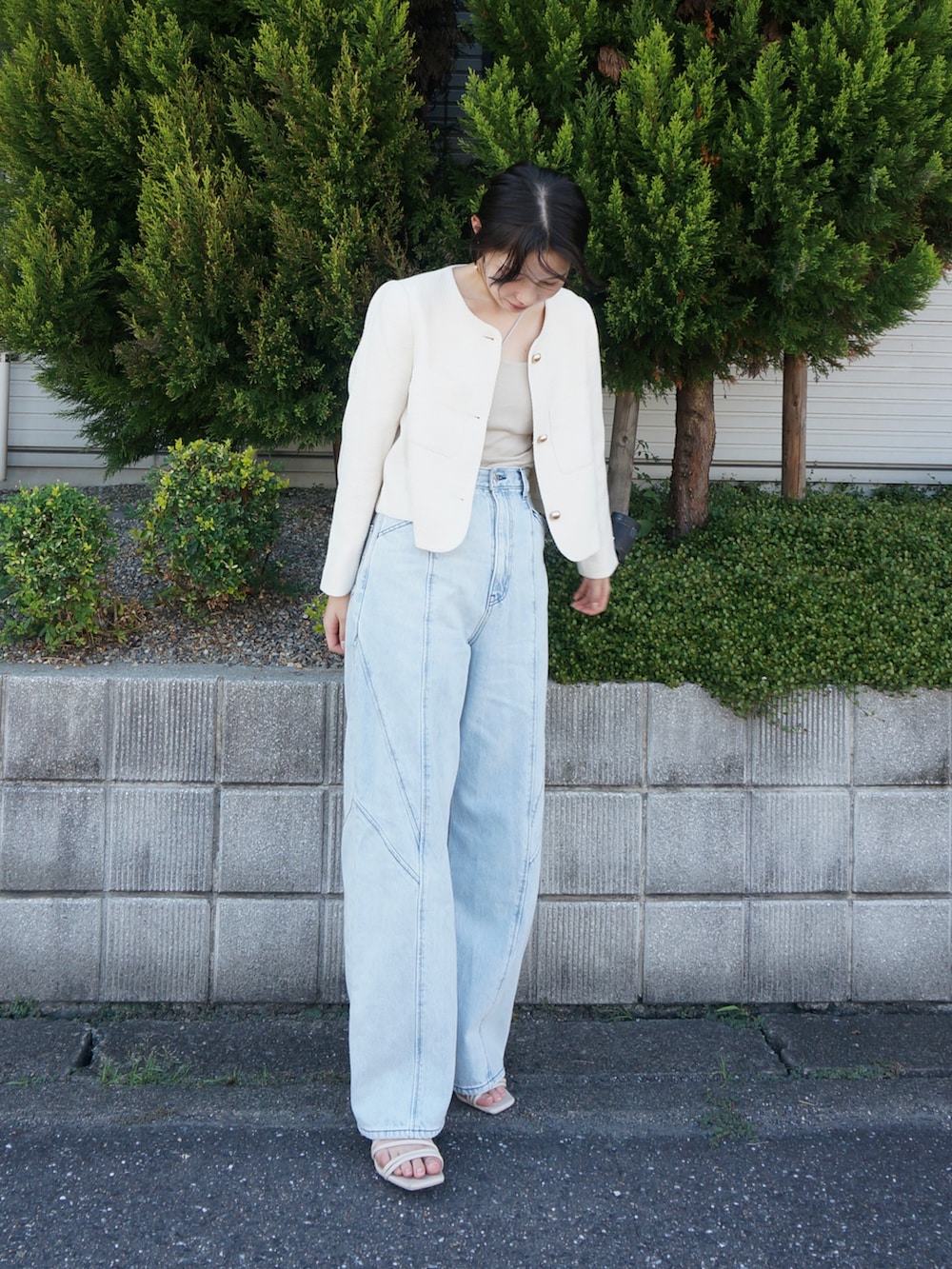 「大人カジュアル、古着MIX、今日のコーデ、おでかけコーデ、春服、キレイめコーデ、大人かわいい、きれいめカジュアル、カジュアルガーリー、ootd、韓国ファッション、キレイめ、大人女子、おしゃれさんと繋がりたい、デニム」｜「mysticのパット付レイヤードキャミソール（キャミソール、ベージュ系）」を使った、あいりさん（骨格ウェーブ・レディース・157cm）の春コーディネートの2枚目の写真
