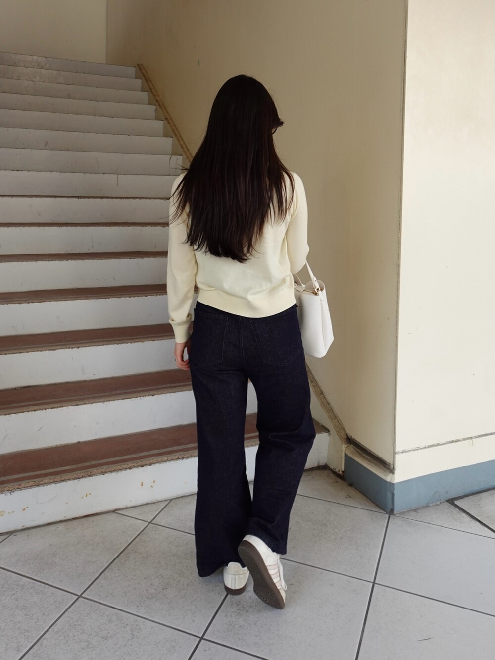 「最近のいい感じコーデ、韓国ファッション、春ファッション、大人可愛い、大人カジュアルコーデ、サングラス、フレアパンツ、メガネ女子、春夏コーデ、シンプルコーデ、UNIQLO、きれいめカジュアル、休日スタイル、デニム、お出かけコーデ」｜「mysticのフレアデニム（デニムパンツ、ブルー系）」を使った、あいりさん（骨格ウェーブ・レディース・157cm）の春コーディネートの3枚目の写真