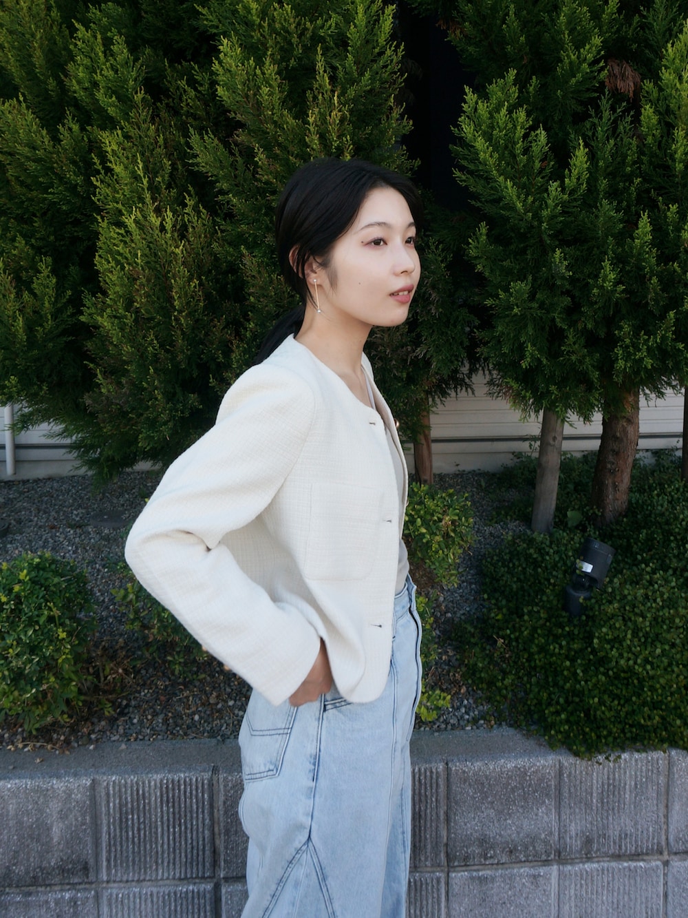 「大人カジュアル、古着MIX、今日のコーデ、おでかけコーデ、春服、キレイめコーデ、大人かわいい、きれいめカジュアル、カジュアルガーリー、ootd、韓国ファッション、キレイめ、大人女子、おしゃれさんと繋がりたい、デニム」｜「mysticのパット付レイヤードキャミソール（キャミソール、ベージュ系）」を使った、あいりさん（骨格ウェーブ・レディース・157cm）の春コーディネートの3枚目の写真